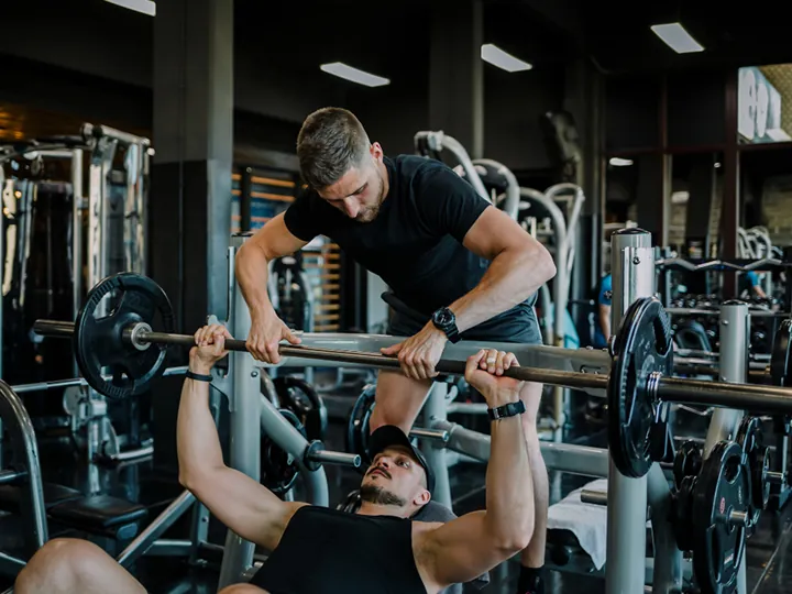 ジムで運動している様子